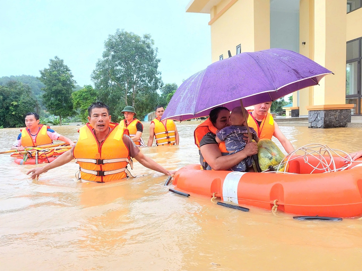Công an xã Châu Tiến nỗ lực giúp dân phòng, chống và khắc phục hậu quả ngập lụt