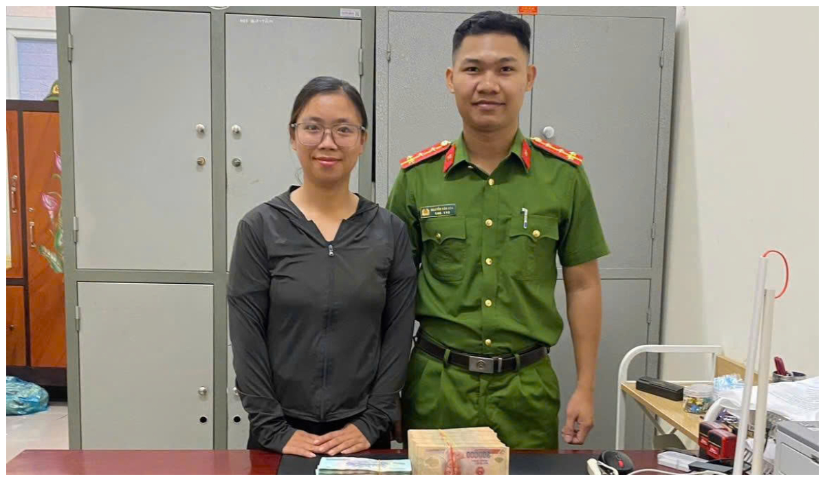 Công an xã hỗ trợ trả lại tiền do người dân chuyển khoản nhầm