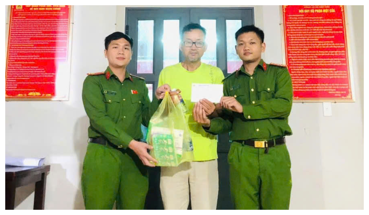 Công an xã Nậm Cắn nhanh chóng hỗ trợ người đàn ông ngoại quốc đi lạc trên địa bàn