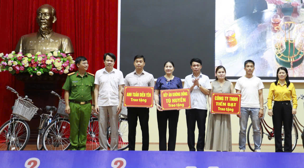 Công an xã Diễn Châu trao quà tặng học sinh nghèo vượt khó