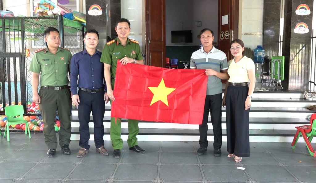 Công an xã Thần Lĩnh trao tặng cờ Tổ quốc cho bà con giáo dân 
