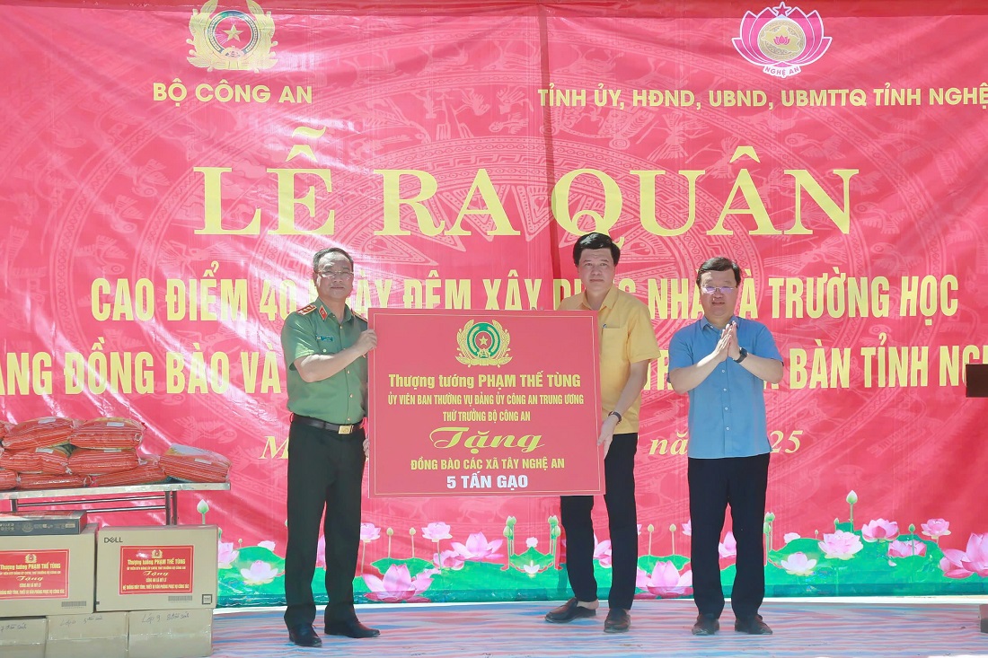 Đồng chí Đồng chí Thượng tướng Phạm Thế Tùng, Ủy viên Ban Thường vụ Đảng ủy Công an Trung ương, Thứ trưởng Bộ Công an trao tặng 05 tấn gạo đến người dân bị thiệt hại do mưa lũ