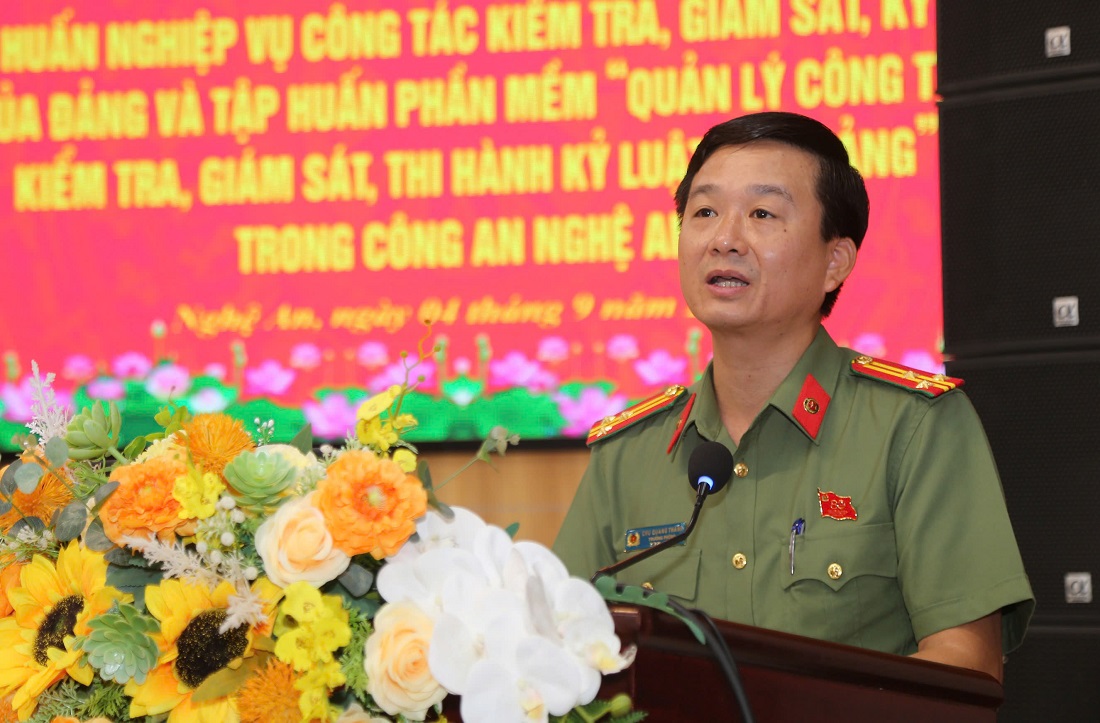 Đồng chí Thượng tá Chu Quang Thành, Phó Chủ nhiệm Thường trực UBKT Đảng ủy Công an tỉnh Báo cáo kết quả, tiến độ xây dựng và Quy chế hoạt động của phần mềm “Quản lý công tác kiểm tra, giám sát, thi hành kỷ luật Đảng”