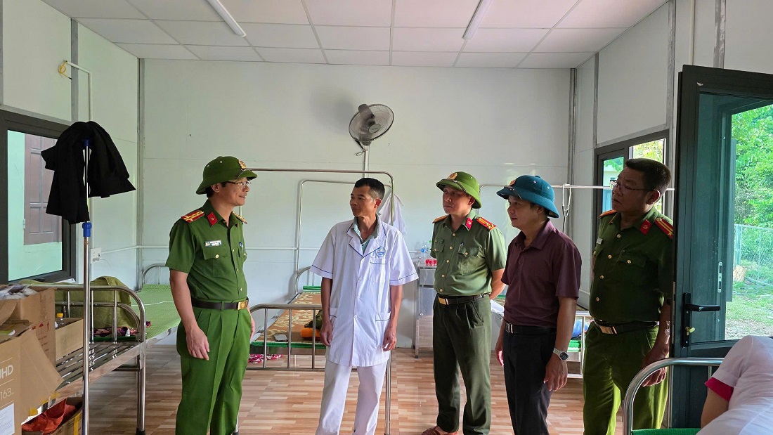 Đồng chí Đại tá Trần Ngọc Tuấn, Phó Giám đốc Công an tỉnh kiểm tra tiến độ xây dựng nhà và trường học tại xã Mỹ Lý