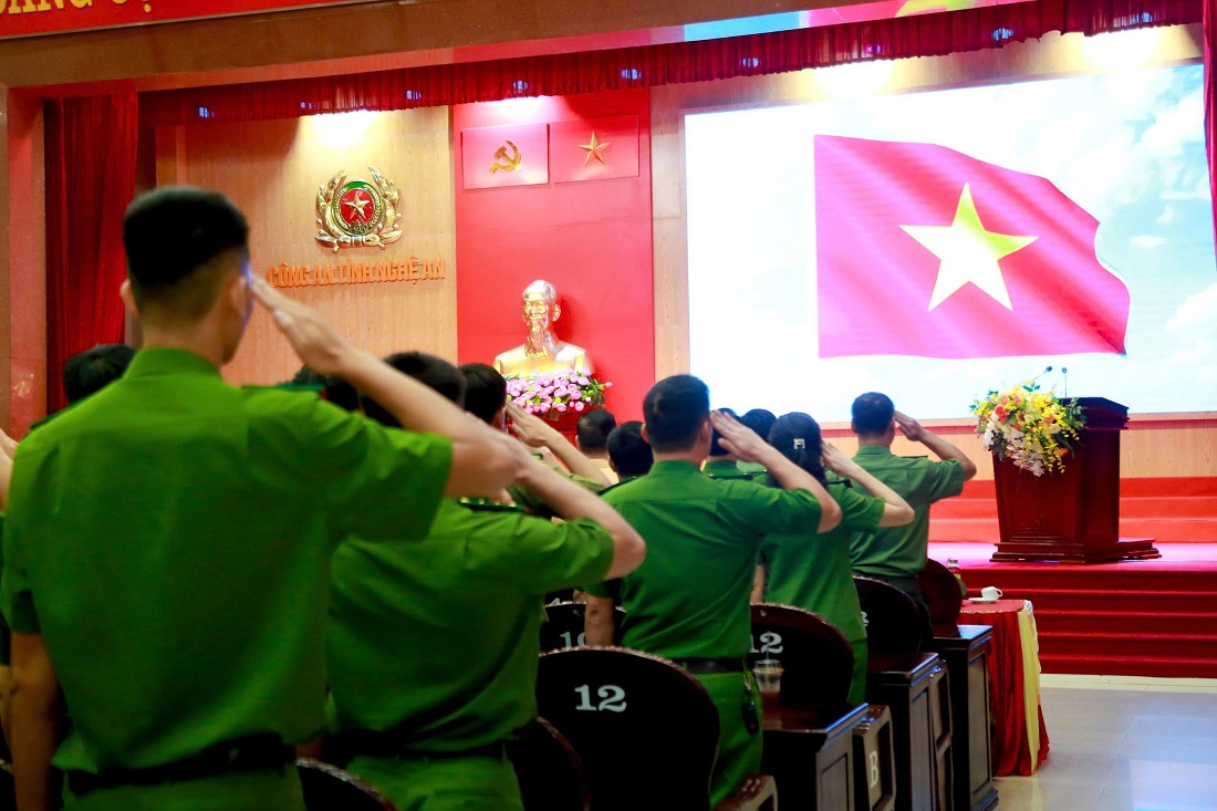 Lãnh đạo, cán bộ, chiến sĩ thực hiện nghi thức chào cờ trước Lễ tuyên dương