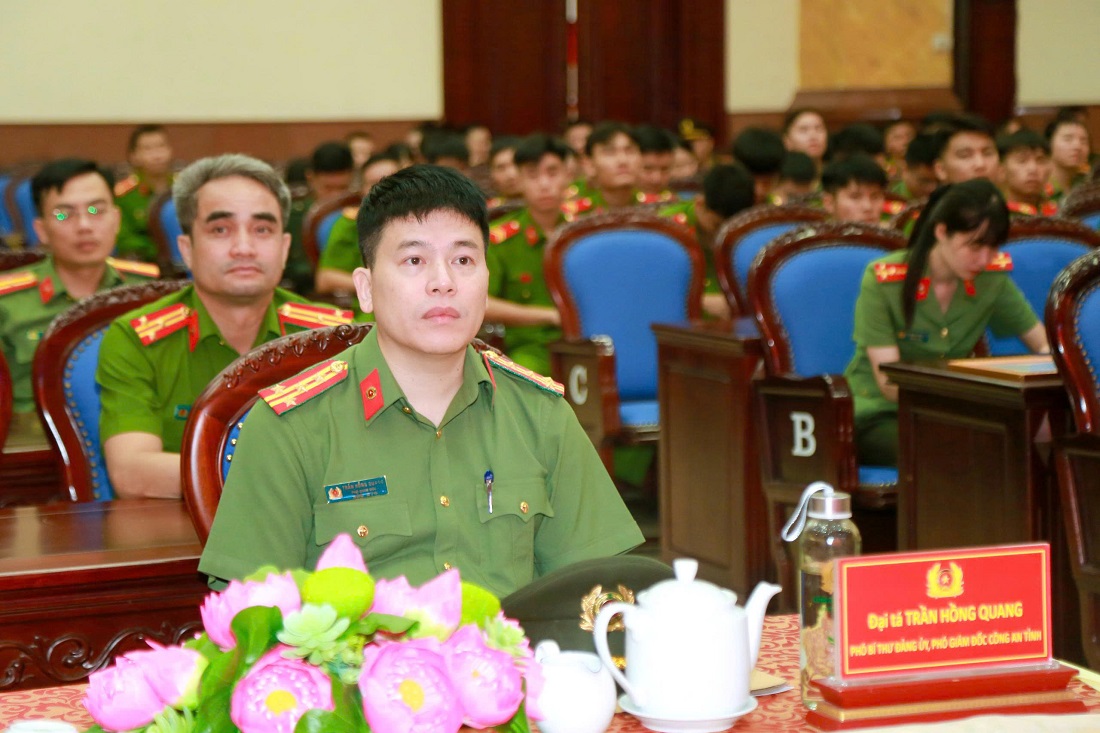 Đồng chí Đại tá Trần Hồng Quang, Phó Bí thư Đảng ủy, Phó Giám đốc Công an tỉnh tham dự buổi lễ