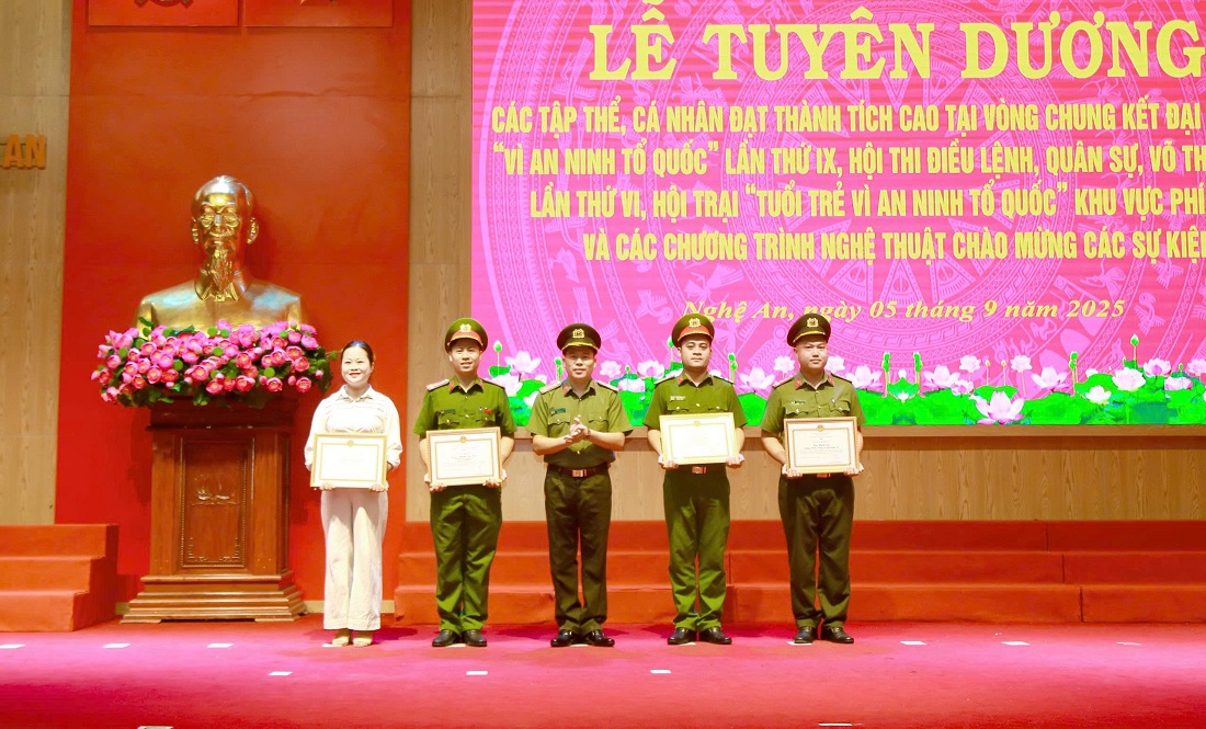 Đồng chí Đại tá Trần Hồng Quang, Phó Giám đốc Công an tỉnh trao Giấy khen của Giám đốc Công an tỉnh tặng các tập thể, cá nhân đạt thành tích xuất sắc tại Hội trại “Tuổi trẻ vì an ninh Tổ quốc” khu vực phía Bắc