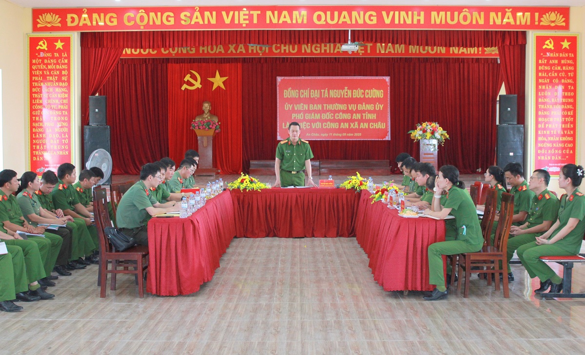 Đồng chí Đại tá Nguyễn Đức Cường, Phó Giám đốc Công an tỉnh làm việc với Công an xã An Châu