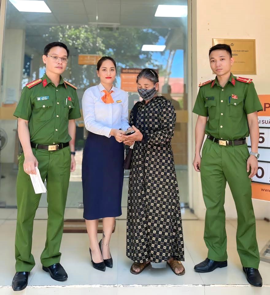 Cán bộ chiến sỹ Công an xã Nghĩa Đàn và cán bộ ngân hàng LPBank chi nhánh tại Nghĩa Đàn phản ứng nhanh, kịp thời ngăn chặn vụ việc, bảo vệ tài sản cho Nhân dân