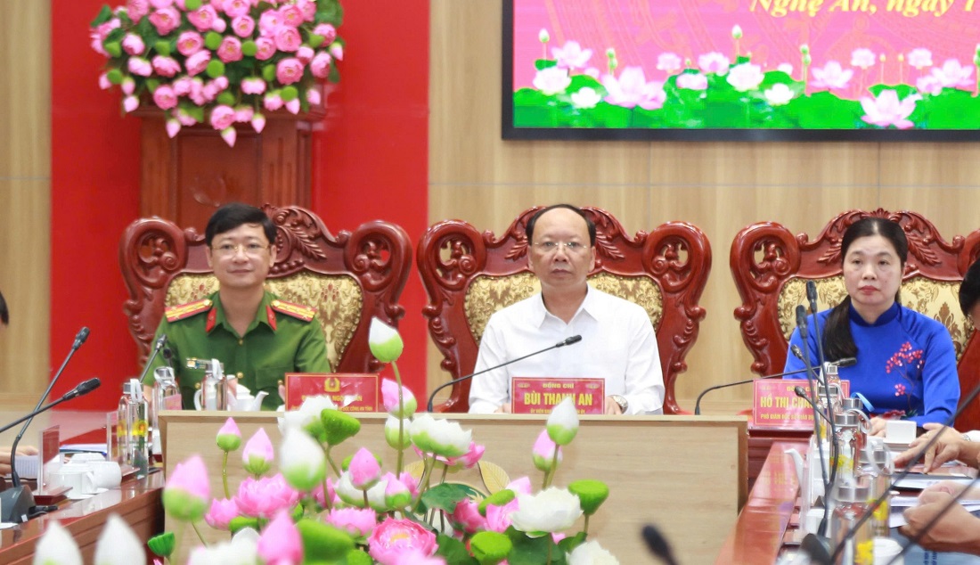 Các đồng chí: Bùi Thanh An, Ủy viên Ban Thường vụ Tỉnh ủy, Phó Chủ tịch Thường trực UBND tỉnh; Đại tá Trần Ngọc Tuấn, Ủy viên Ban Thường vụ Đảng ủy, Phó Giám đốc Công an tỉnh; Hồ Thị Châu Loan, Phó Giám đốc Sở Giáo dục và Đào tạo Nghệ An đồng chủ trì Hội nghị
