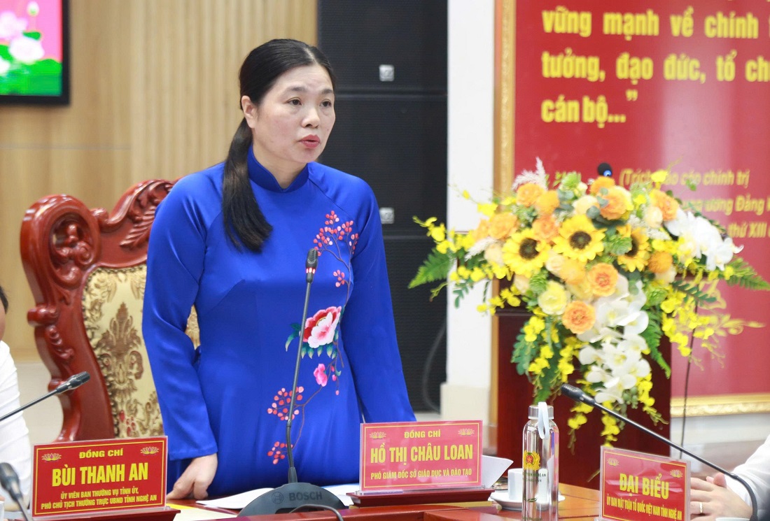 Đồng chí Hồ Thị Châu Loan, Phó Giám đốc Sở Giáo dục và Đào tạo Nghệ An điều hành phần tham luận