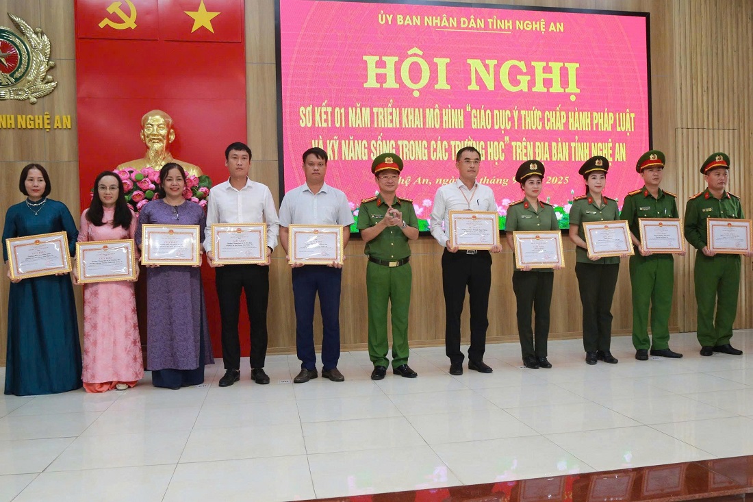 Đồng chí Đại tá Trần Ngọc Tuấn, Ủy viên Ban Thường vụ Đảng ủy, Phó Giám đốc Công an tỉnh tặng Giấy khen của Giám đốc Công an tỉnh cho các tập thể, cá nhân