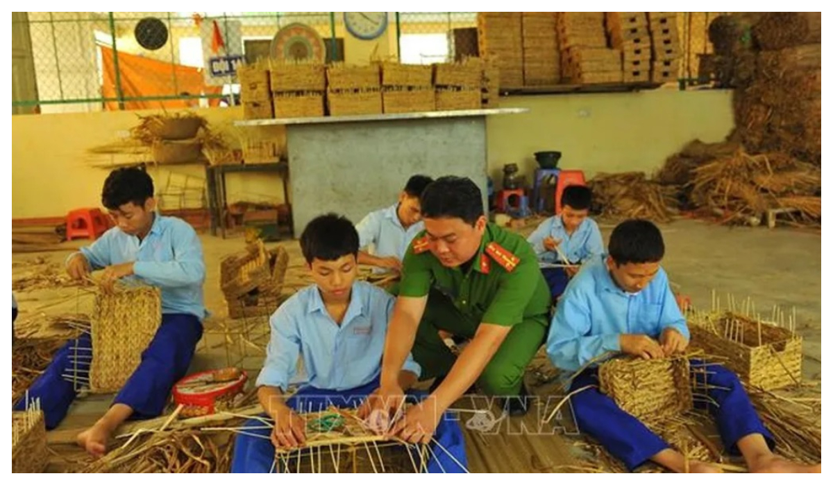Tôn trọng và bảo đảm thực hiện đầy đủ quyền con người, quyền trẻ em theo Hiến pháp và công ước quốc tế