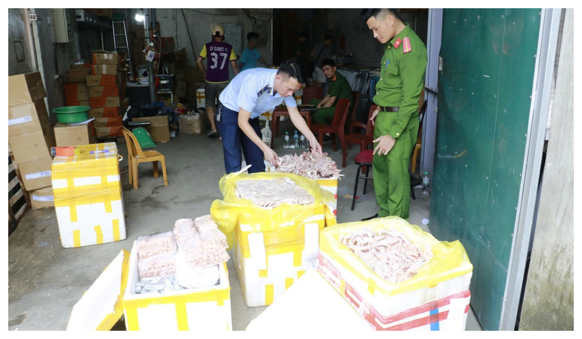 Công an phường Trường Vinh phát hiện hàng ngàn chân gà, xúc xích, nem chua thịt đông lạnh không rõ nguồn gốc