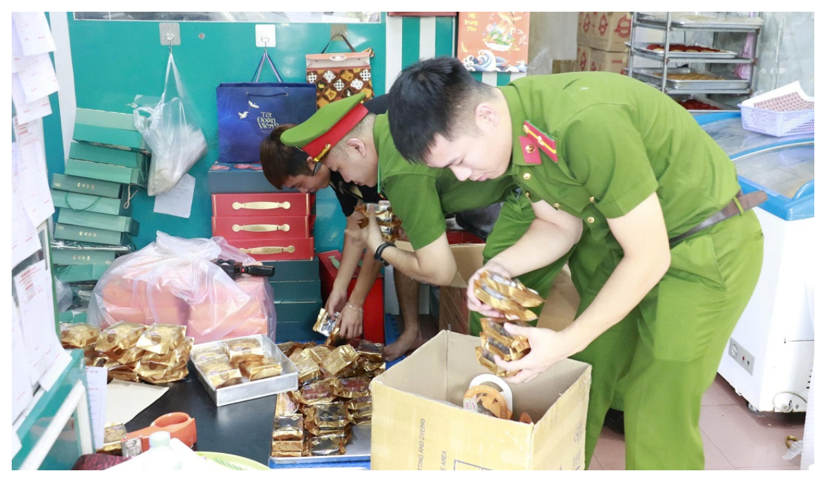 Công an phường Thành Vinh tăng cường công tác quản lý, phòng chống vi phạm ATTP trong sản xuất bánh kẹo và chế biến thực phẩm dịp Trung thu