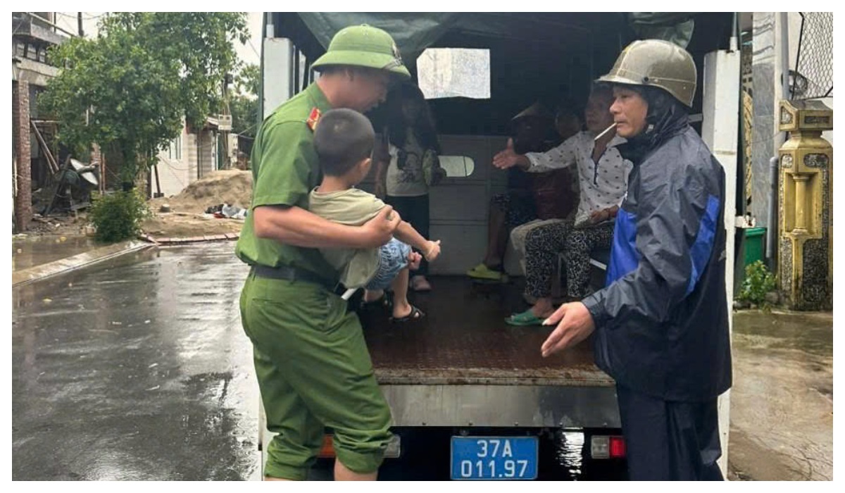 Triển khai các giải pháp ứng phó với bão số 10