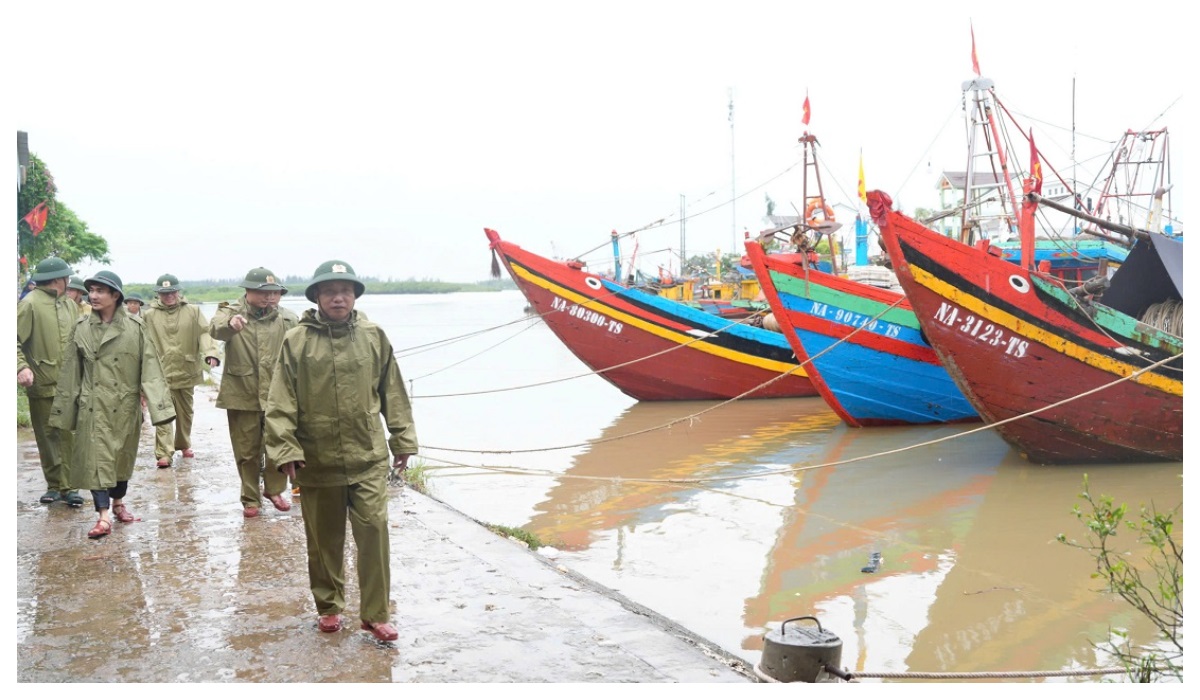 Đồng chí Đại tá Nguyễn Duy Thanh, Phó Giám đốc Công an tỉnh Nghệ An kiểm tra công tác phòng, chống lụt bão tại các địa phương ven biển