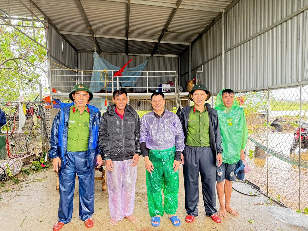 Công an xã Thiên Nhẫn giải cứu người dân bị lật thuyền