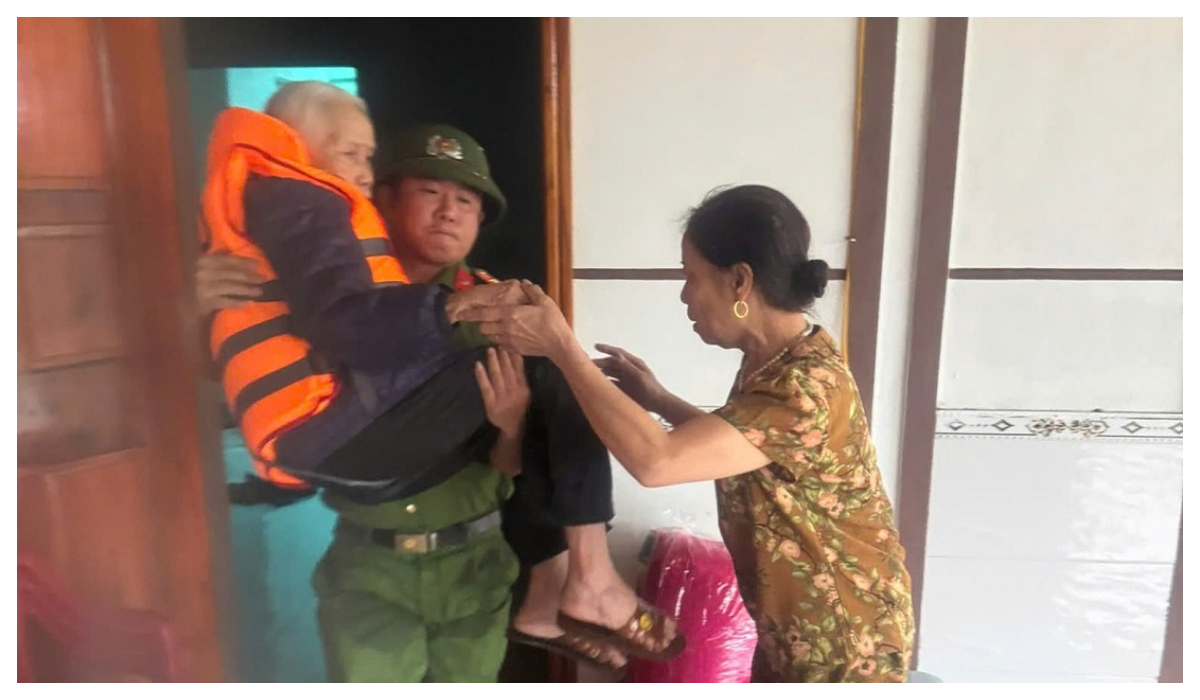 Công an các địa phương căng mình xuyên đêm giúp dân trong mưa bão