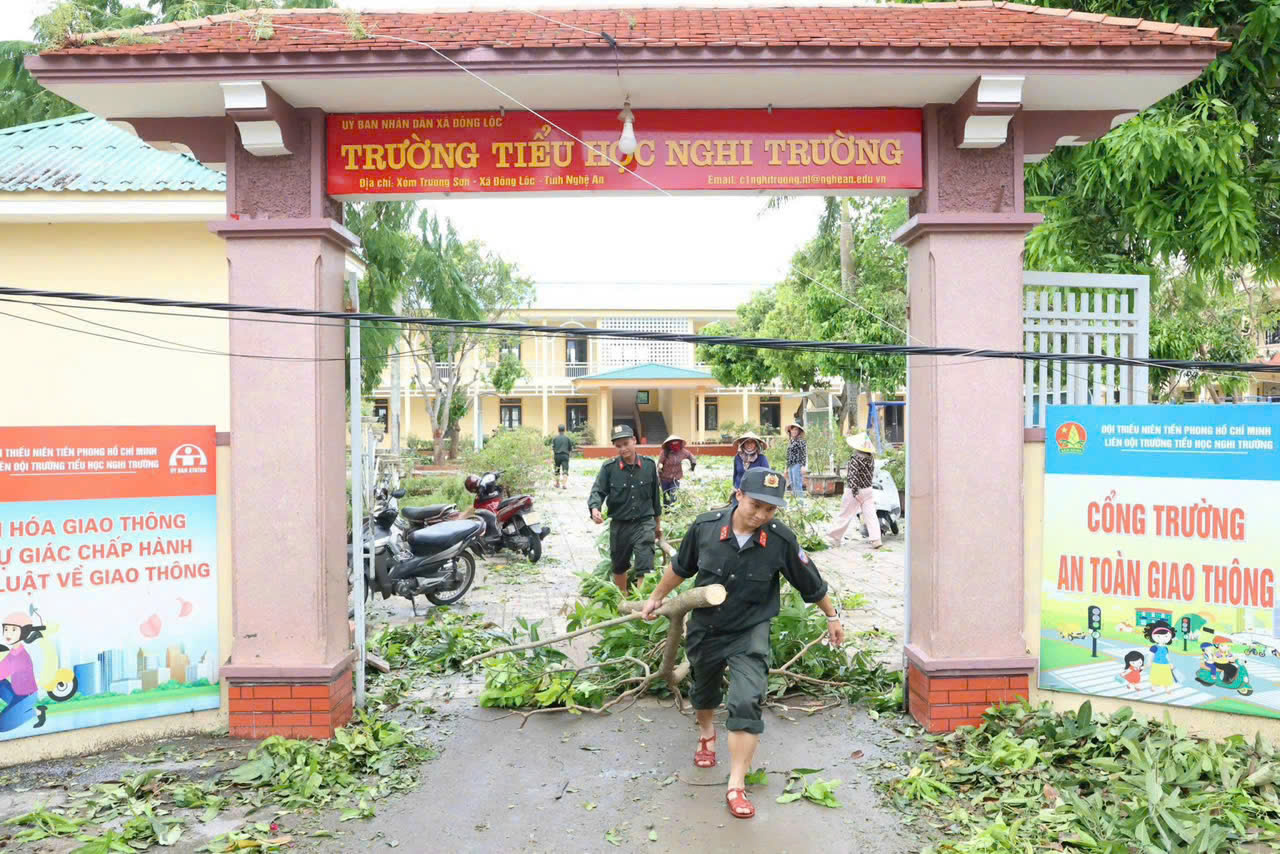 Nhiều cây xanh bị gãy, đổ tại các trường học được cán bộ, chiến sĩ Trung đoàn Cảnh sát cơ động thu gom