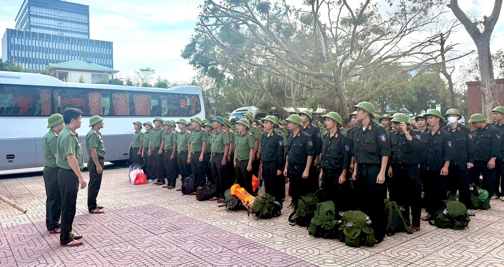 Công an Nghệ An xuất quân hỗ trợ người dân khắc phục hậu quả sau bão số 10