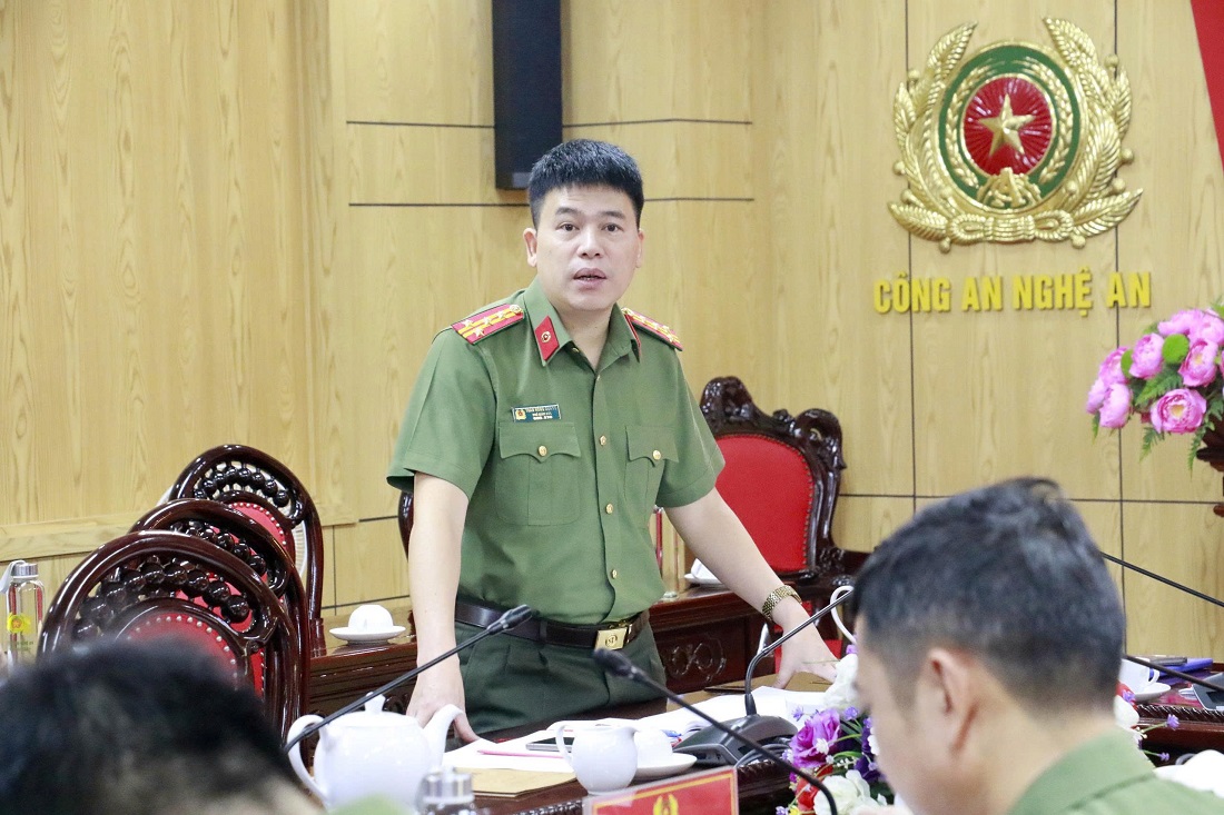 Đồng chí Đại tá Trần Hồng Quang, Phó Bí thư Đảng ủy, Phó Giám đốc Công an tỉnh phát biểu tại Hội nghị