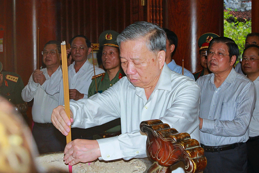 Đồng chí Tổng Bí thư Tô Lâm cùng Đoàn công tác dâng hoa, dâng hương tưởng niệm Chủ tịch Hồ Chí Minh tại Khu Di tích Quốc gia đặc biệt Kim Liên