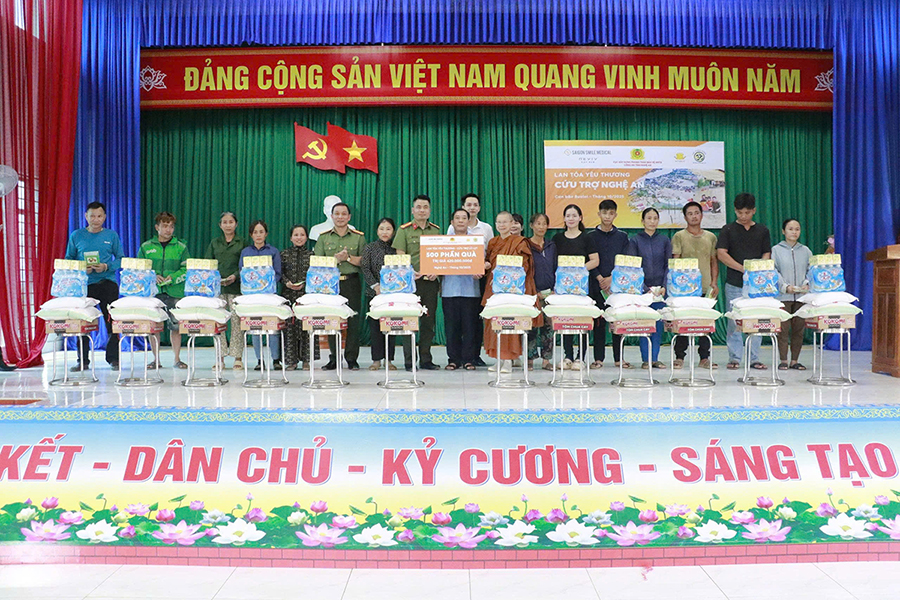 Tặng 500 suất quà tới người dân vùng lũ
