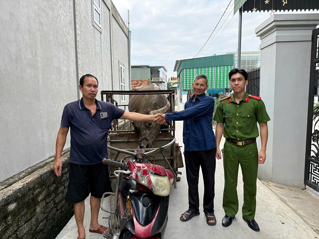 Được sự hỗ trợ của Công an xã Quỳnh Lưu, ông Nguyễn Đình Lưu nhận lại con trâu bị thất lạc