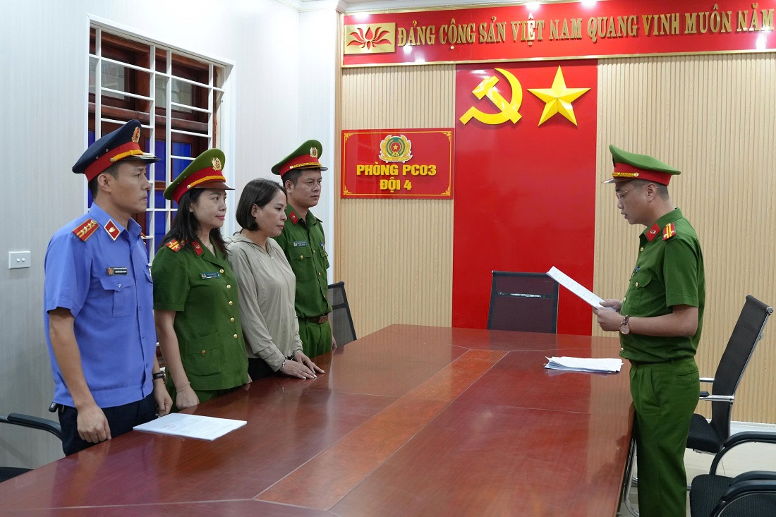 Cơ quan Cảnh sát điều tra Công an tỉnh Nghệ An đọc lệnh khởi tố vụ án, khởi tố bị can và bắt tạm giam đối với Phan Thị Mai