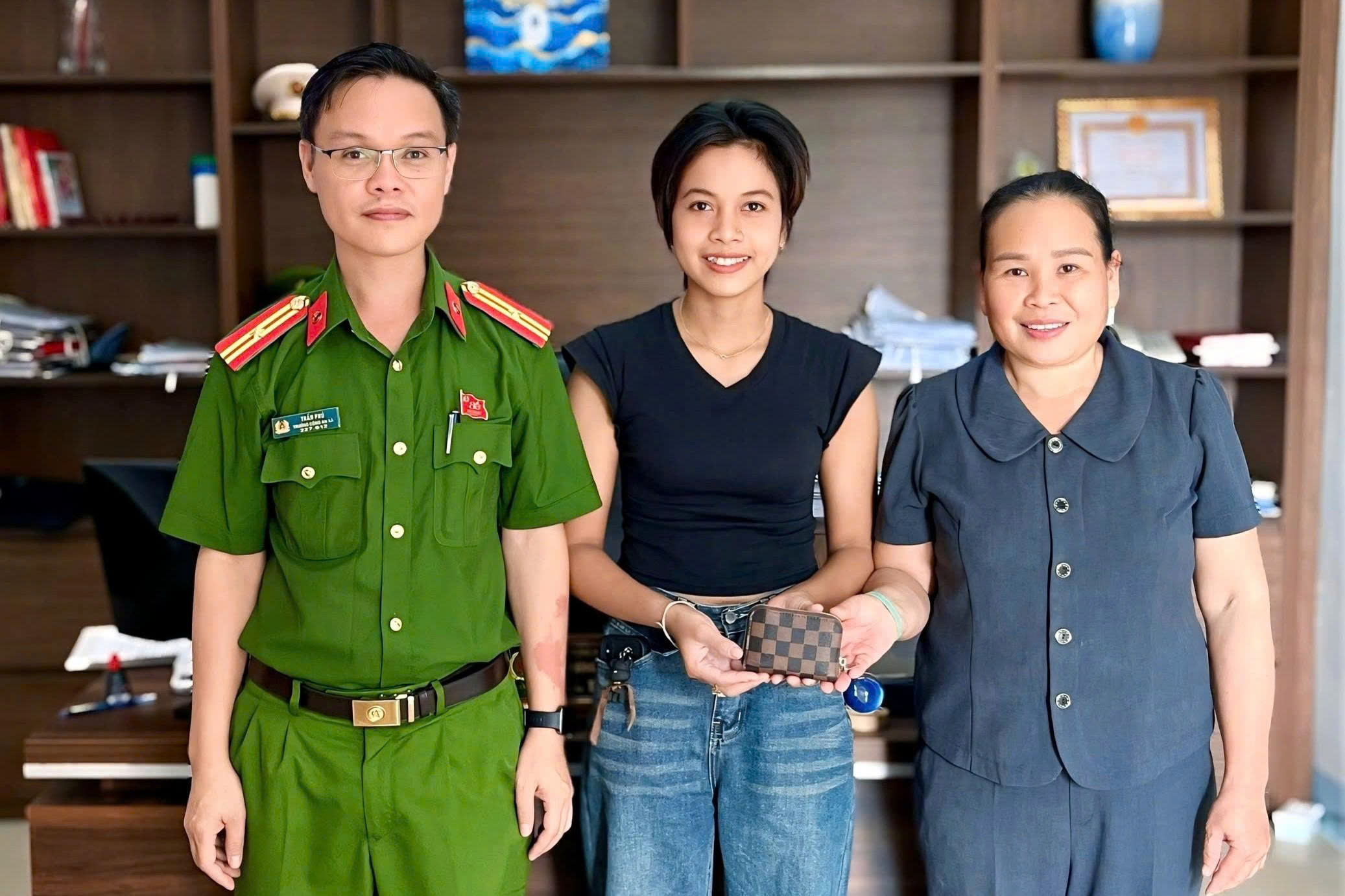   Công an xã Nghĩa Đàn và chị Võ Thị Thanh Thủy trao trả tài sản cho người đánh rơi