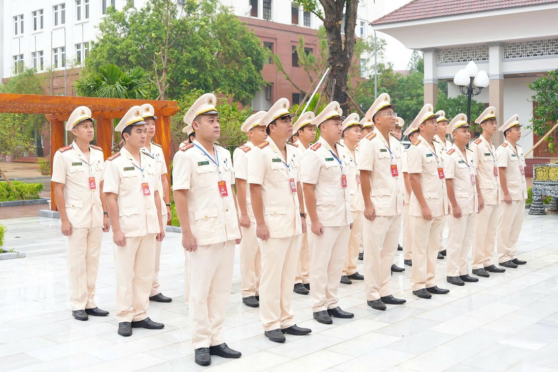Đoàn đại biểu dâng hoa, dâng hương tưởng nhớ Chủ tịch Hồ Chí Minh