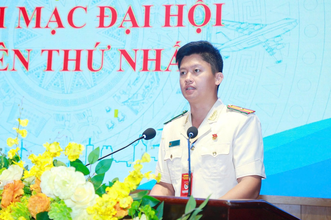Đồng chí Thiếu  tá Nguyễn Đình Khánh, Trưởng Ban Thanh niên Công an tỉnh phát biểu khai mạc Phiên thứ nhất