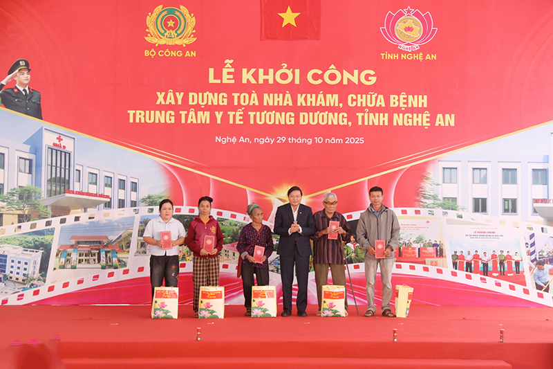 Đồng chí Lê Hồng Vinh, Chủ tịch UBND tỉnh trao quà tặng các gia đình chính sách