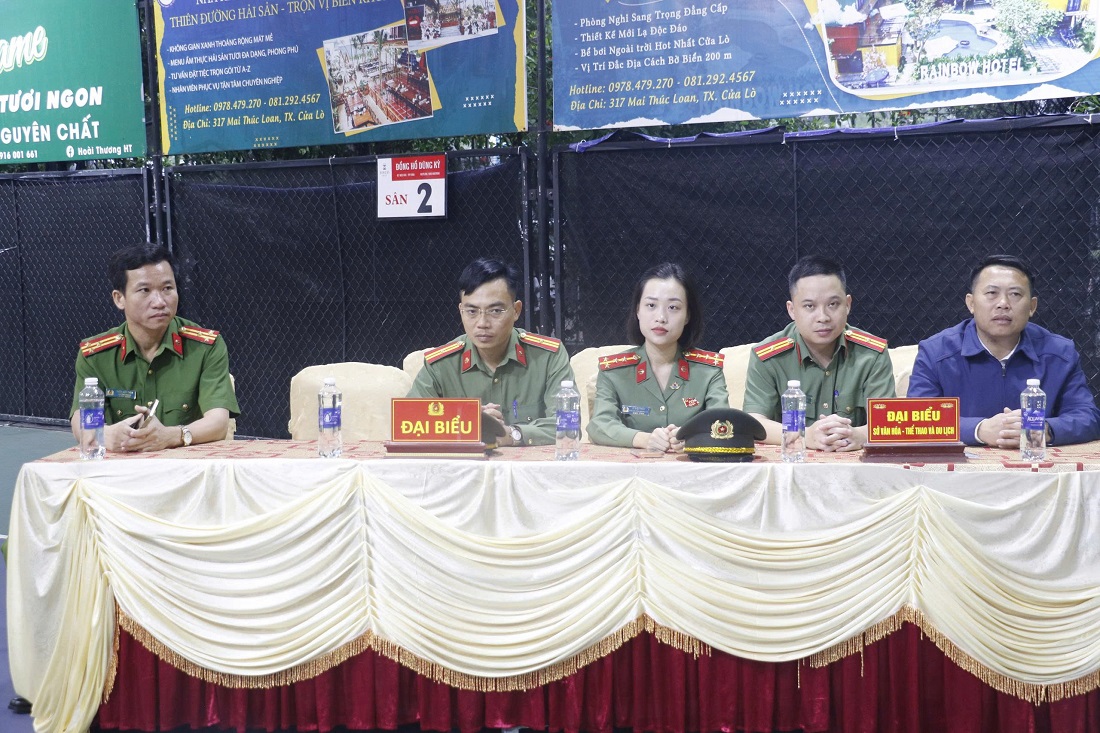 Các đại biểu tham dự lễ khai mạc