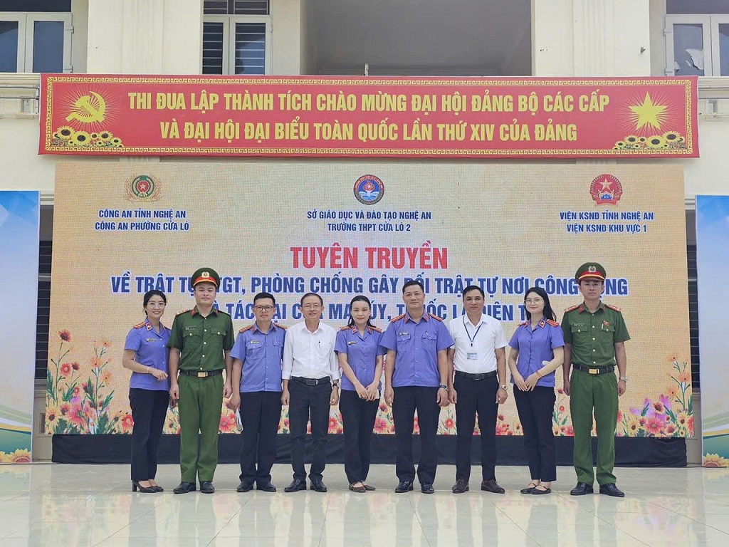 Công an phường phối hợp với Viện kiểm sát nhân dân tổ chức các buổi chuyên đề, phiên tòa giả định nhằm giúp học sinh nhận thức rõ hậu quả pháp lý của hành vi vi phạm pháp luật