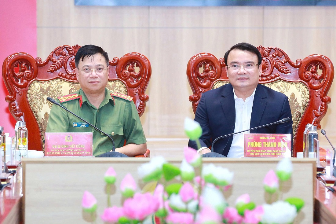 Các đồng chí Phùng Thành Vinh, Ủy viên Ban Chấp hành Đảng bộ tỉnh, Phó Chủ tịch UBND tỉnh; Đại tá Đinh Việt Dũng, Ủy viên Ban Thường vụ Tỉnh ủy, Bí thư Đảng ủy, Giám đốc Công an tỉnh tham dự Lễ phát động