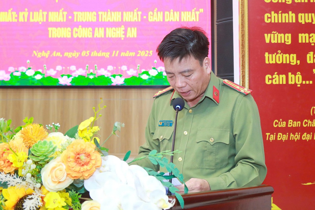 Đồng chí Thượng tá Nguyễn Trọng Khanh, Trưởng phòng Công tác chính trị phát biểu khai mạc buổi lễ