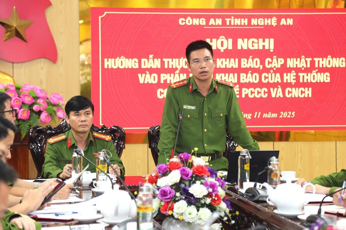 Chuyên viên Phòng Công tác phòng cháy, Cục Cảnh sát PCCC và CNCH Bộ Công an triển khai, hướng dẫn cách cập nhật thông tin vào phần mềm khai báo của Hệ thống cơ sở dữ liệu về PCCC và CNCH