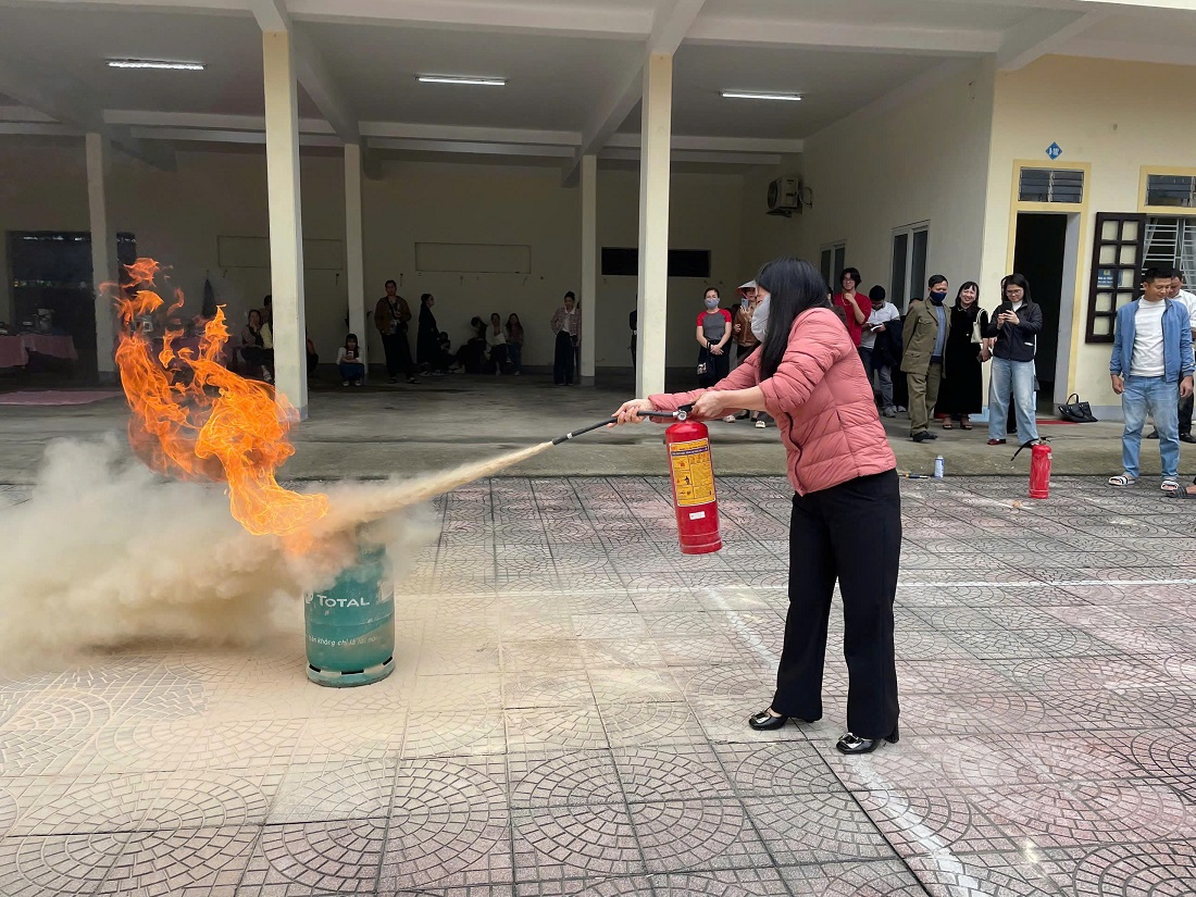 Người dân trực tiếp thực hành các thao tác, qua đó sẽ giúp nhanh ghi nhớ các kiến thức và chủ động hơn khi có sự cố