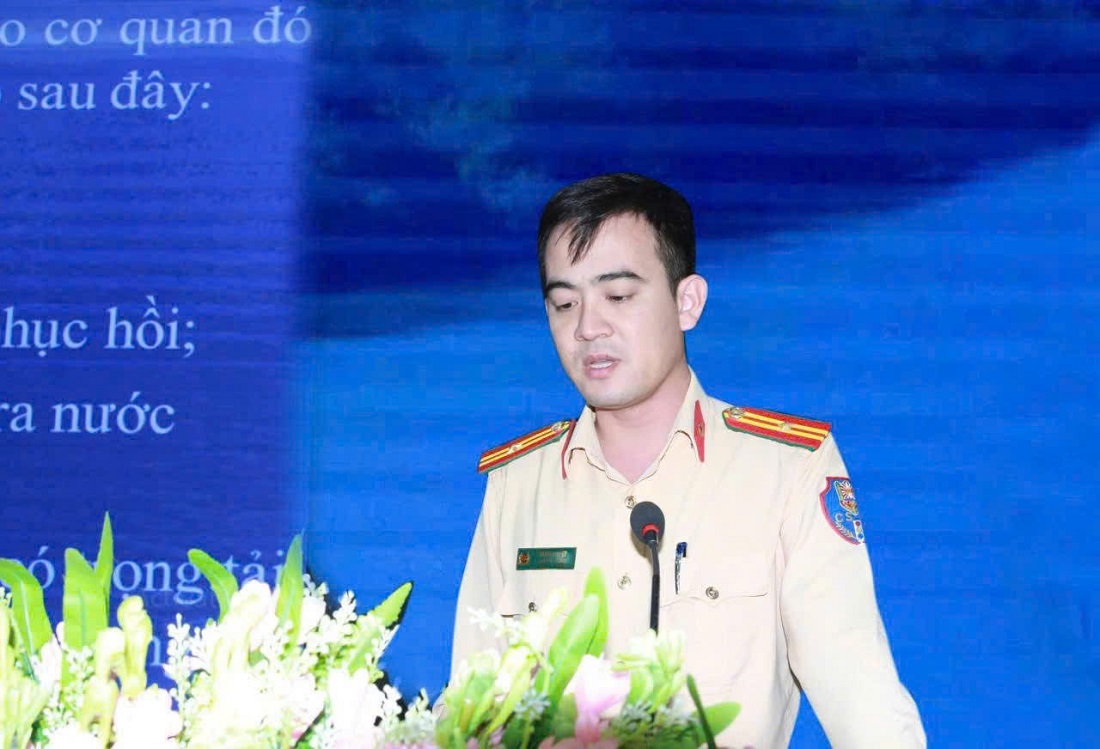 Đồng chí Thiếu tá Trần Quyết, Phó Đội trưởng Đội Cảnh sát đường thủy phổ biến các quy định của Luật Giao thông đường thủy nội địa
