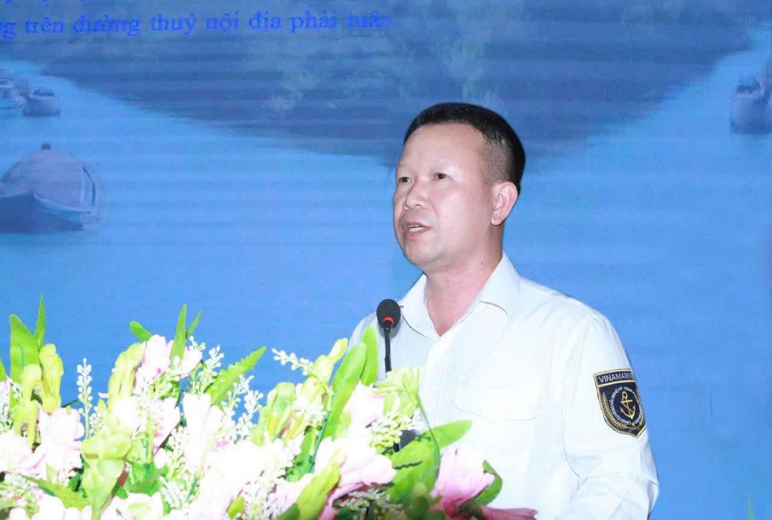 Đồng chí Phạm Ngọc Báu, Phó Trưởng phòng Quản lý kết cấu hạ tầng - Cảng vụ Hàng hải Nghệ An phổ biến các nội dung liên quan đến pháp luật về giao thông đường thủy nội địa
