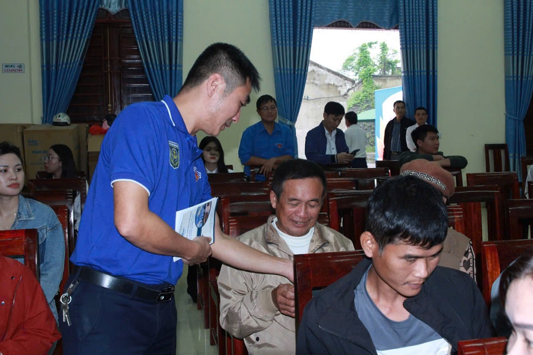 Cán bộ Cảng vụ Hàng hải Nghệ An phát tài liệu tuyên truyền đến người dân xã Đại Đồng