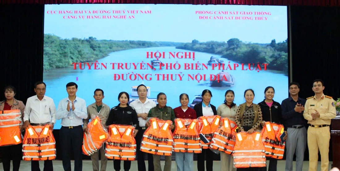 Trao tặng áo phao đến người dân 