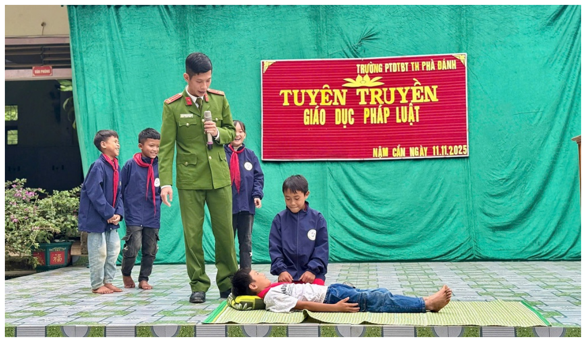 Công an xã Nậm Cắn tuyên truyền, phổ biến pháp luật cho học sinh