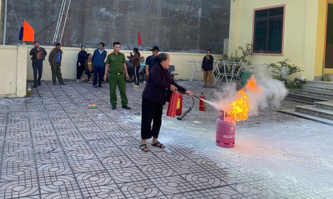 Công an xã Trung Lộc tuyên truyền PCCC tới bà con tiểu thương
