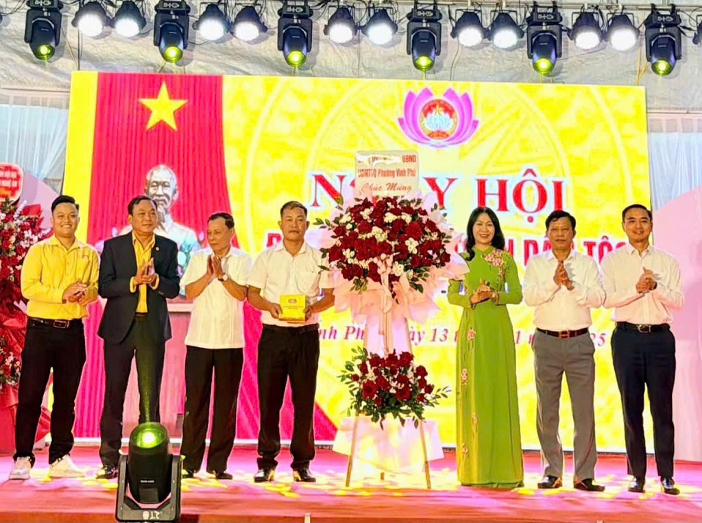 Đại diện Ủy ban MTTQ Việt Nam tỉnh Nghệ An, lãnh đạo phường Vinh Phú tặng hoa và quà chúc mừng cán bộ, Nhân dân khối 7, Nghi Phú 