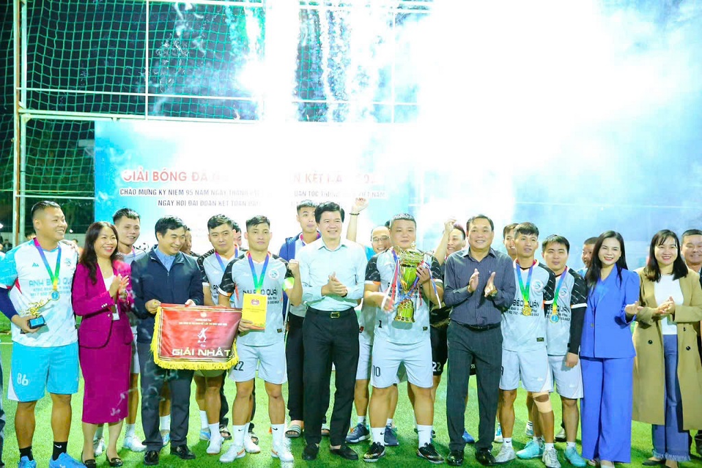   Các đội tham gia Giải bóng đá “Đại đoàn kết” đã cống hiến nhiều pha bóng hay, đẹp mắt, mang đến cho khán giả những phút giây cổ vũ sôi nổi 