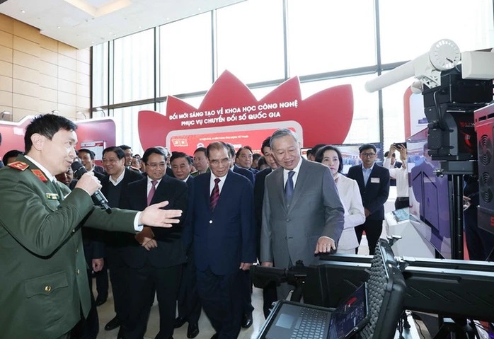 Tổng Bí thư Tô Lâm cùng các đồng chí lãnh đạo Đảng, Nhà nước tham quan các gian hàng giới thiệu các sản phẩm, dịch vụ, giải pháp khoa học - công nghệ của Bộ Công an tại Hội nghị toàn quốc về đột phá phát triển khoa học, công nghệ, đổi mới sáng tạo và chuyển đổi số quốc gia. 