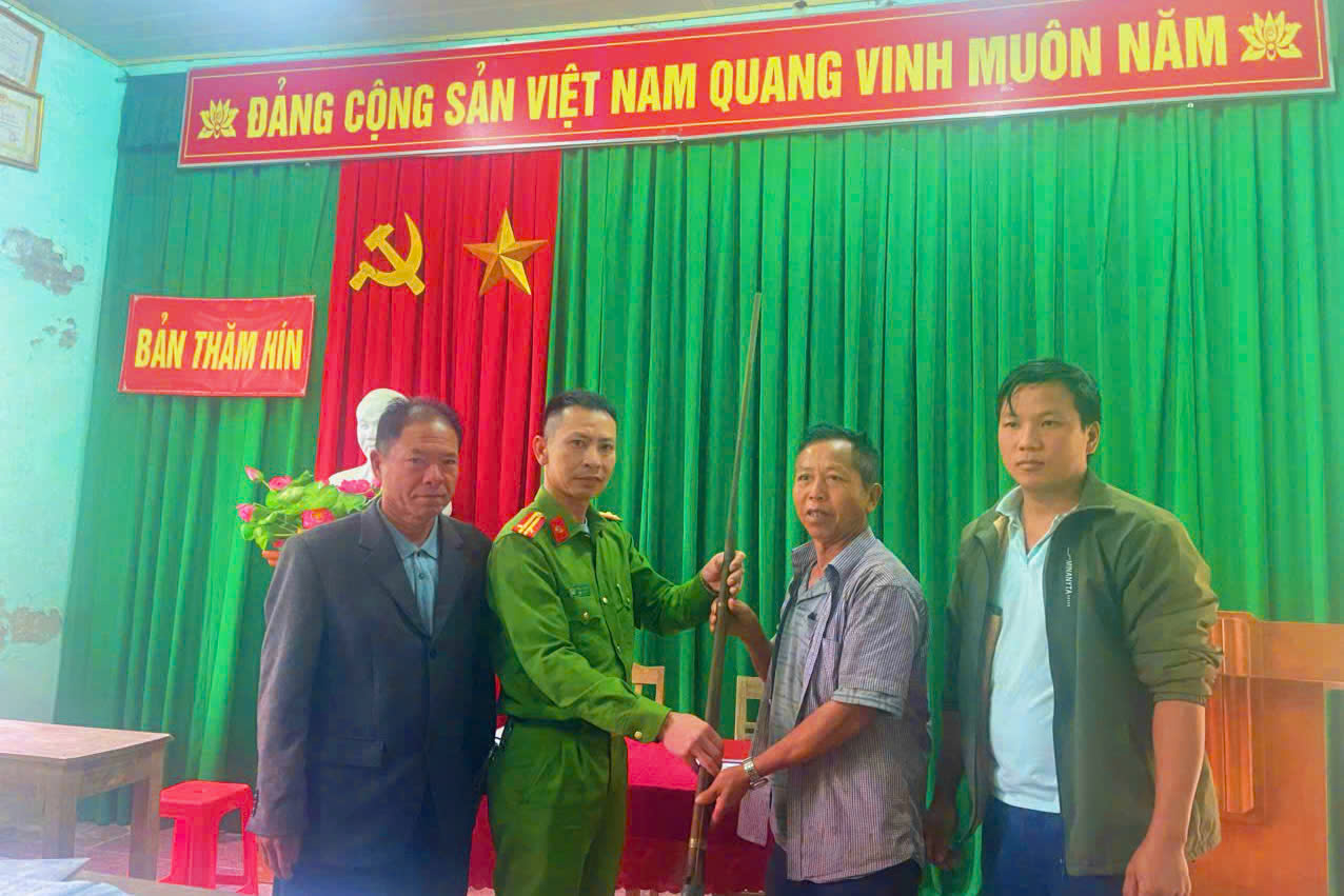 Công an xã Na Ngoi tuyên truyền, vận động người dân ký cam kết và giao nộp vũ khí